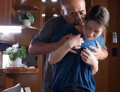 Sống với cha dượng 4 năm, tôi bị cưỡng bức nhiều lần đến mang thai