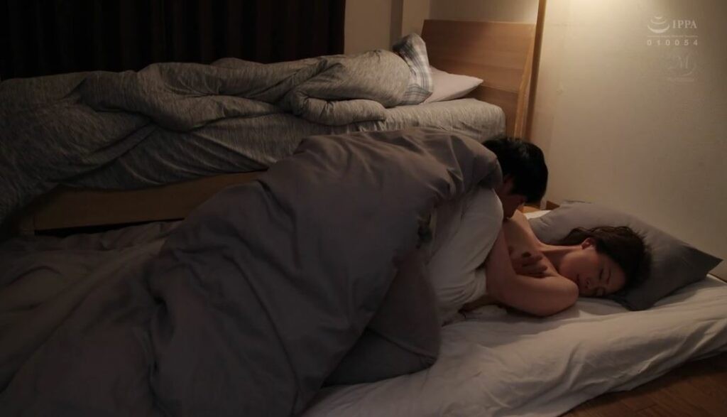 Vợ địt nhau với anh trai mới quen khi chồng đang ngủ say trên giường